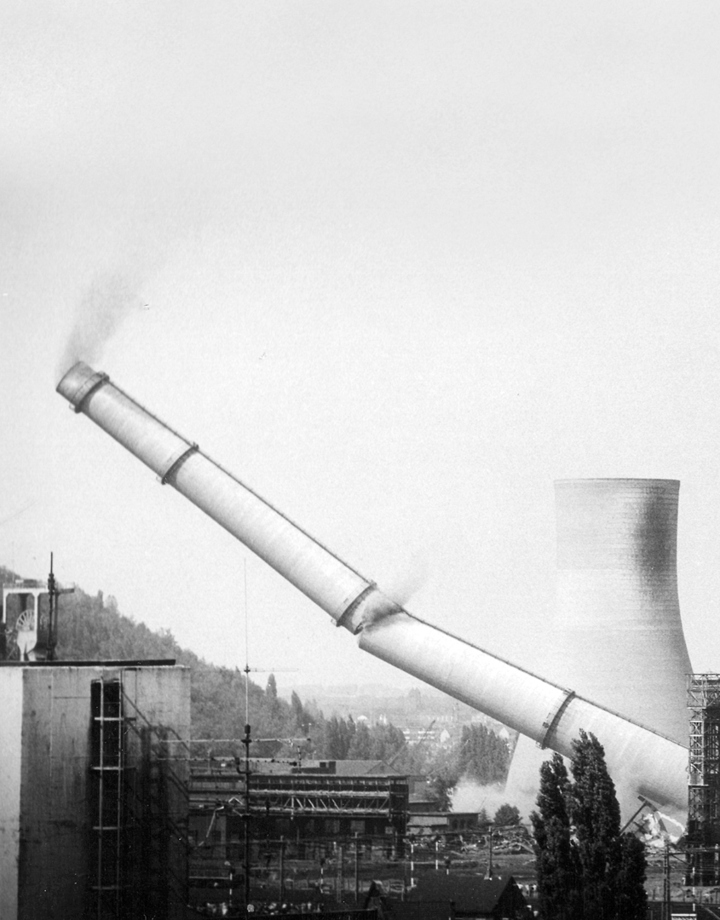 Zwart wit foto van de val van de schoorsteen De Lange Lies in Heerlen